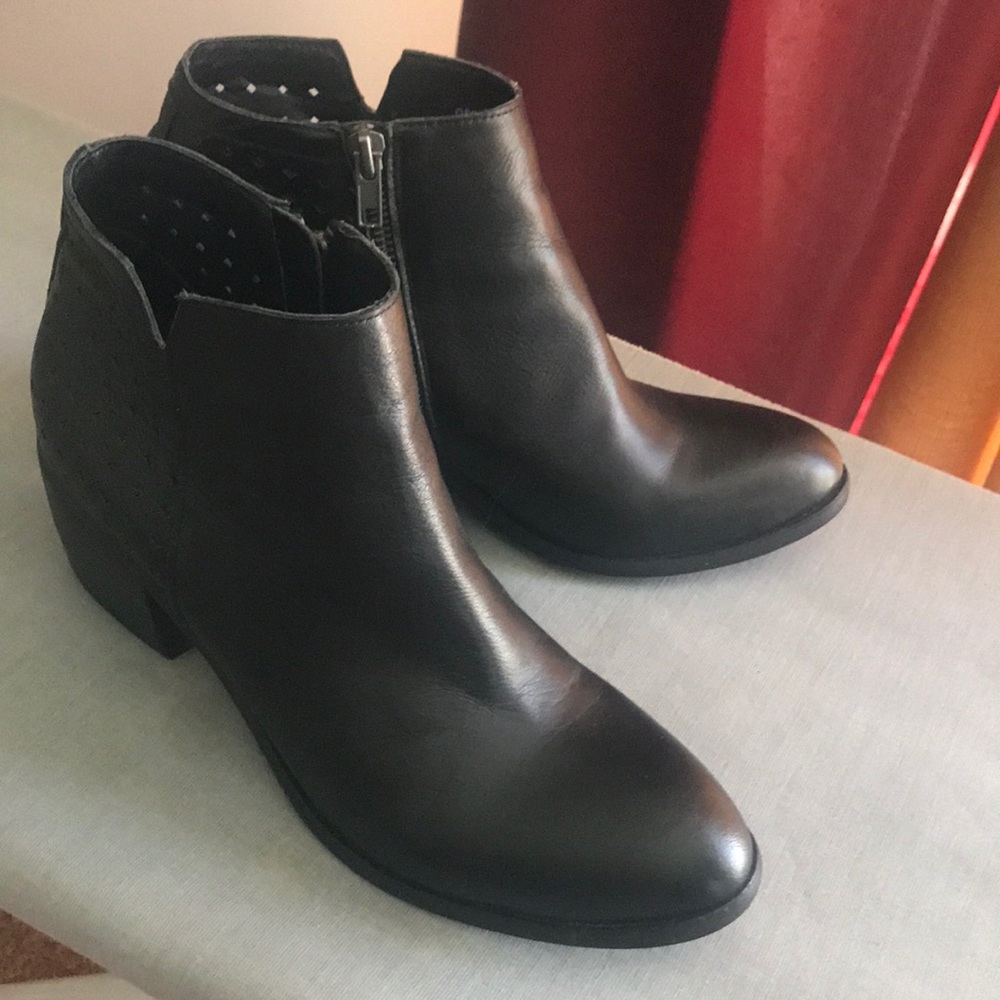 Short boots for women